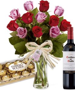 Buquê dos Namorados de rosas coloridas no vaso com Vinho e Chocolates